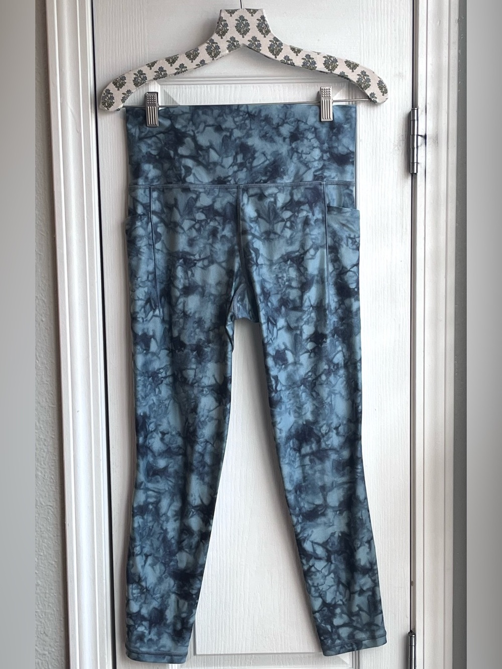 ATHLETA Salutation Stash Pocket II Printed 7/8 Leggings Tie Dye Blue Gray Size S